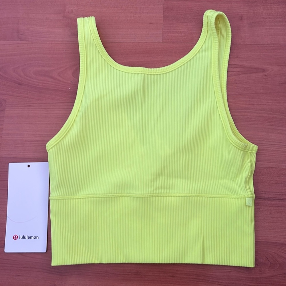 Selling lululemon power pivot tank in a size 4.